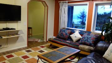 The Captain's Quarters - 1 Bedroom Apartment | Living room