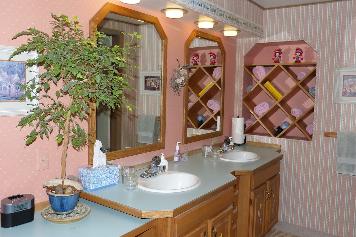 Quarto, 1 cama King | Banheiro | Chuveiro, secador de cabelo, roupões de banho, toalhas de banho