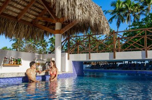 13 bar/lounge, 2 bar sull'acqua, bar a bordo piscina, bar sulla spiaggia