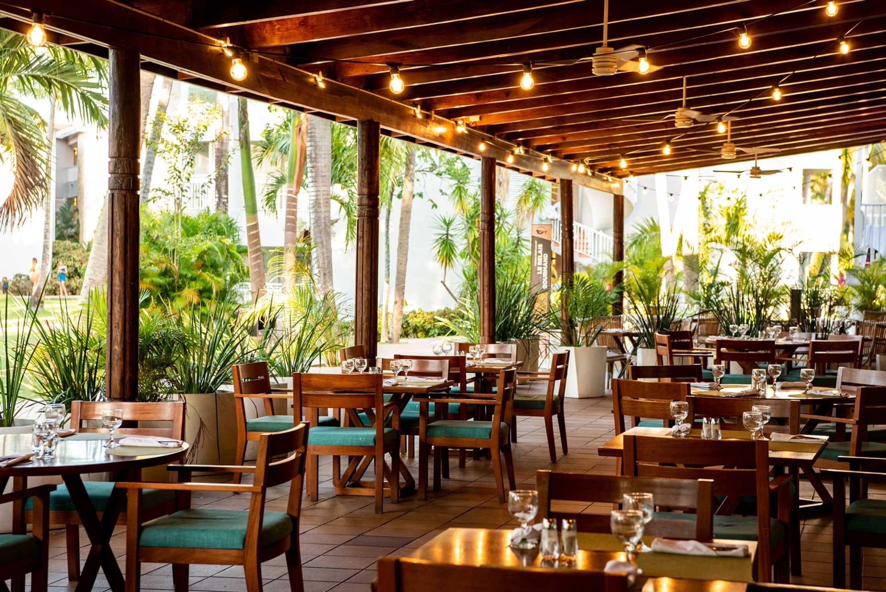 8 restaurants; lunch and dinner served