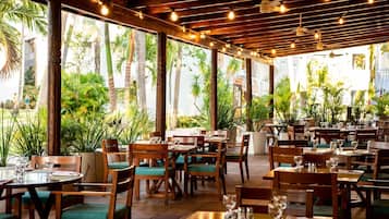 8 restaurants; lunch and dinner served