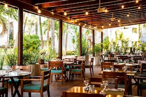 8 restaurants; lunch and dinner served  - Grand Sirenis Punta Cana Resort & Aquagames - All Inclusive (Punta Cana)