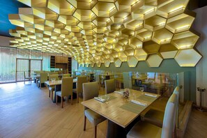 8 restaurants, lunch, dinner served; international cuisine 