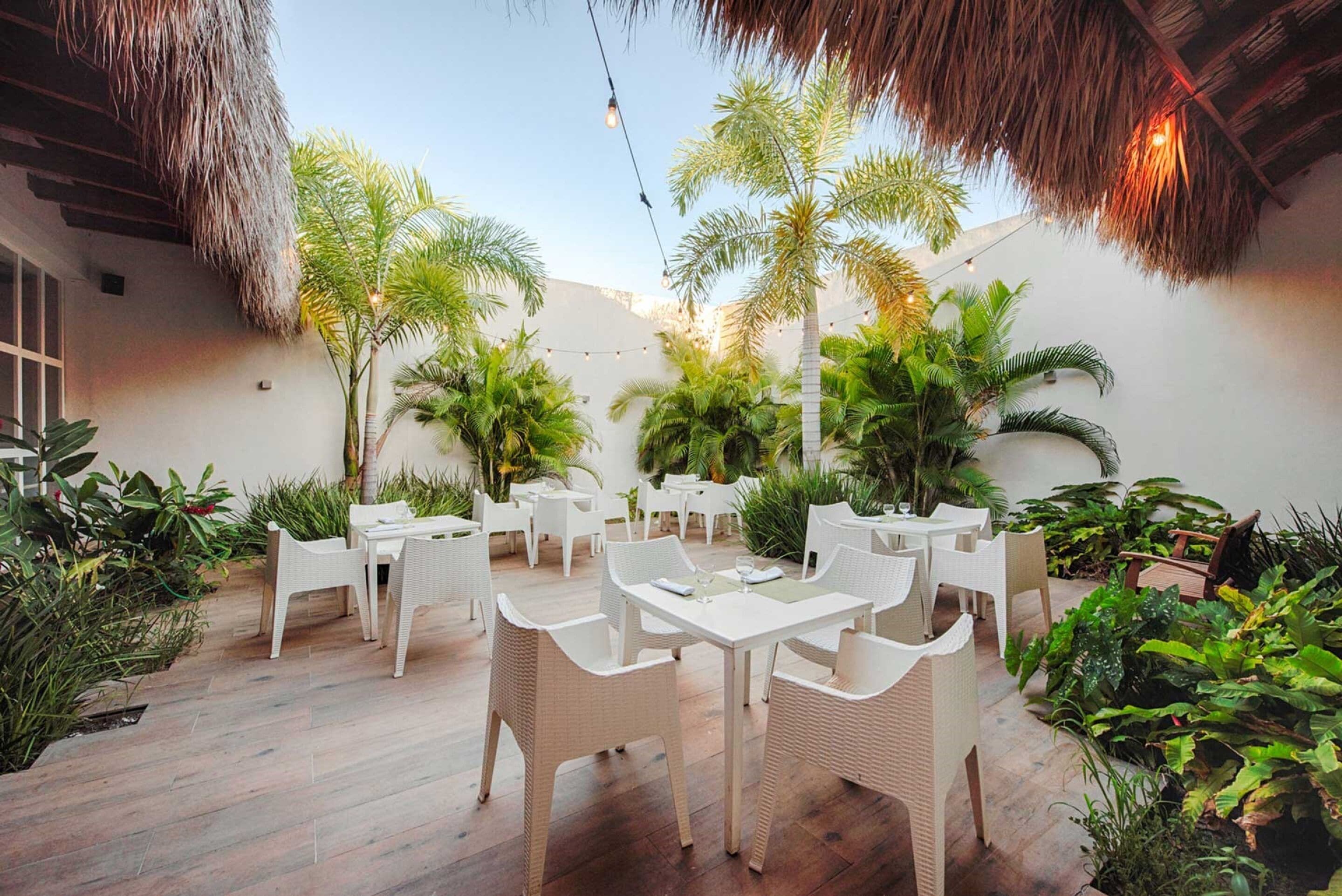 8 restauranter; serverer frokost, aftensmad og internationale retter