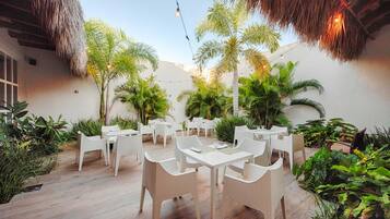 10 restaurants, lunch, dinner served; international cuisine