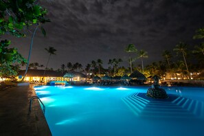 2 outdoor pools, pool loungers