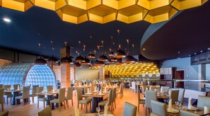 8 restaurantes, com serviço de almoço e jantar; culinária internacional