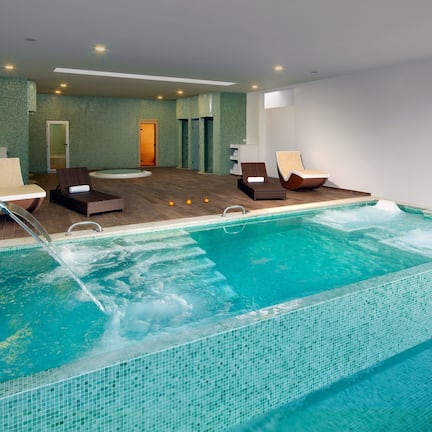 Couples treatment rooms, hydrotherapy, aromatherapy, beach massages