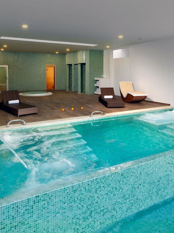 Couples treatment rooms, hydrotherapy, aromatherapy, beach massages