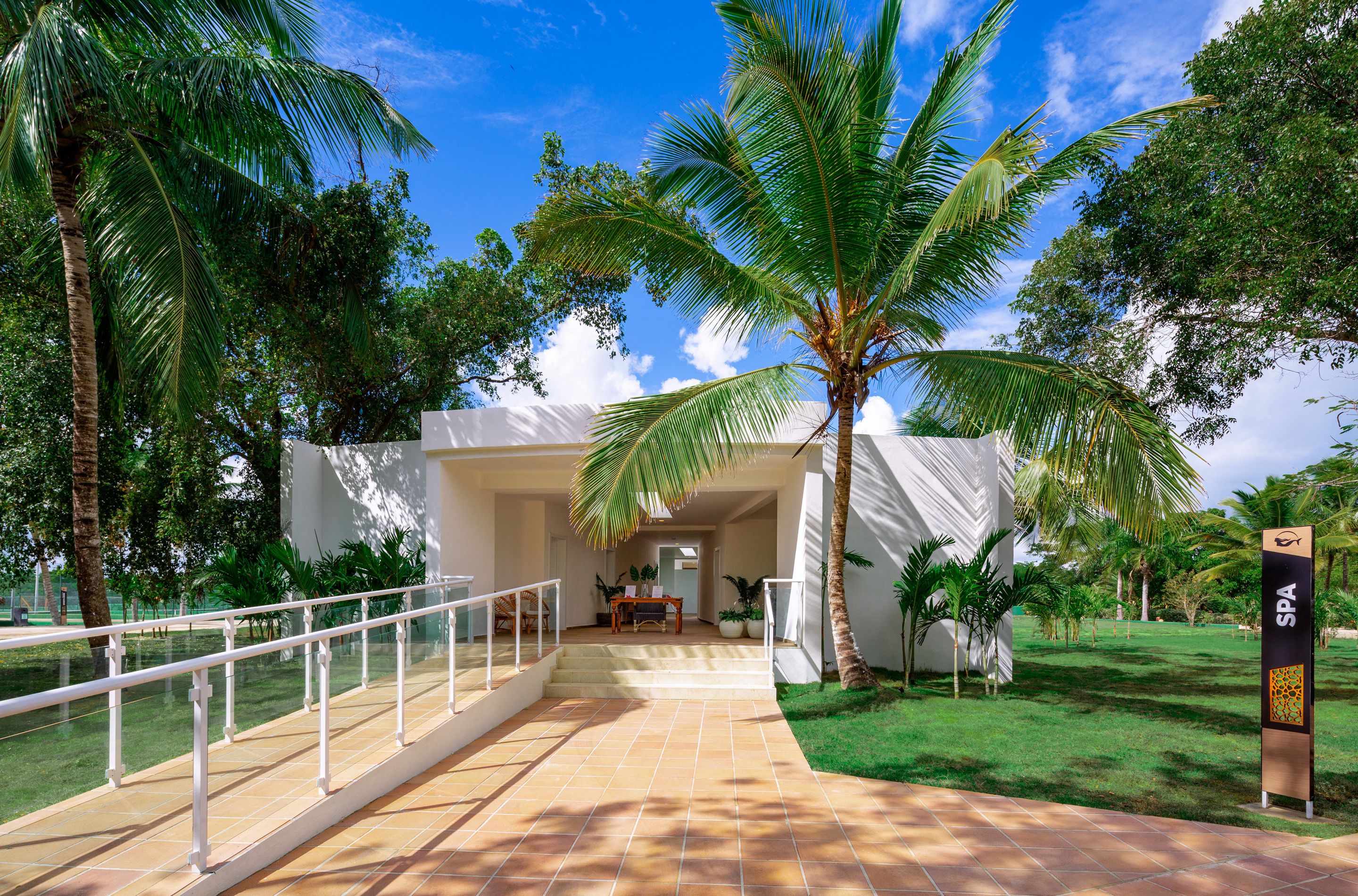 Couples treatment rooms, hydrotherapy, aromatherapy, beach massages