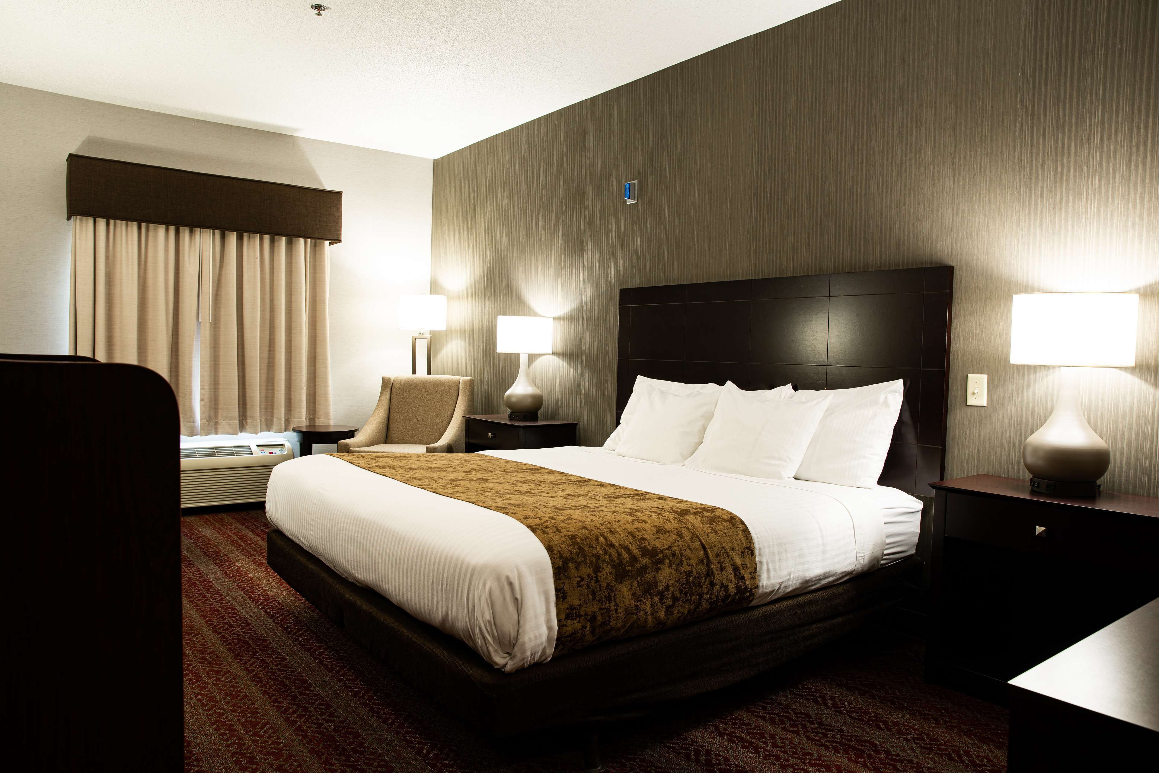 standard room, 1 king bed, accessible, bathtub | premium bedding, down duvets, in-room safe, desk