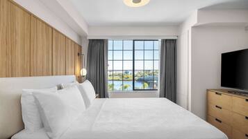 Ettroms leilighet, utsikt mot bukt | Sengetøy av topp kvalitet, safe på rommet og blendingsgardiner