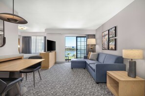 Ropa de cama de alta calidad y caja de seguridad en la habitación