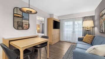 En 42-tommers LCD-TV med kabel-kanaler samt TV