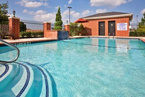 Alberca al aire libre, acceso de 09:00 a 22:00, y camastros 