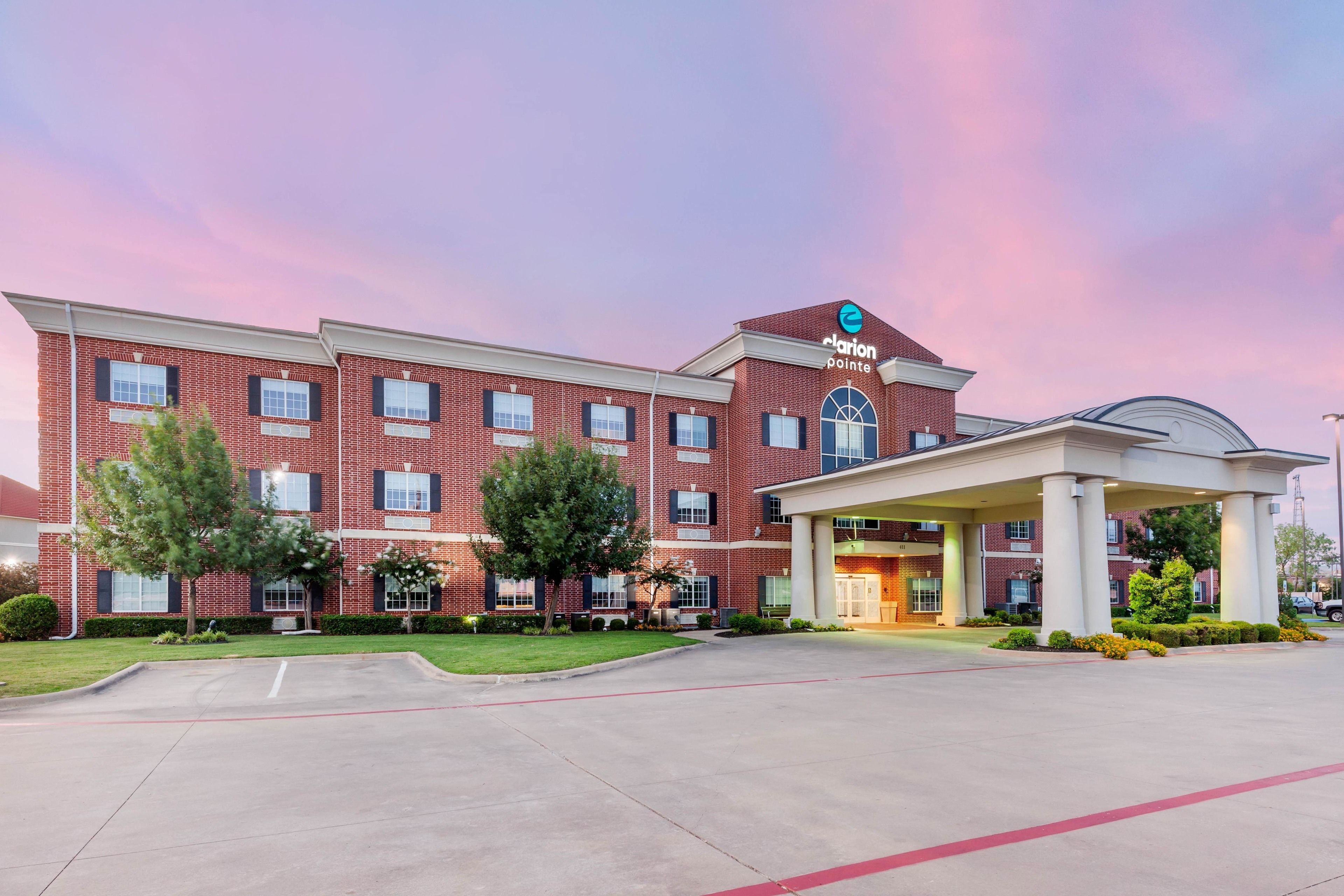 住宿正面 - 傍晚/夜晚