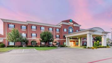 住宿正面 - 傍晚/夜晚