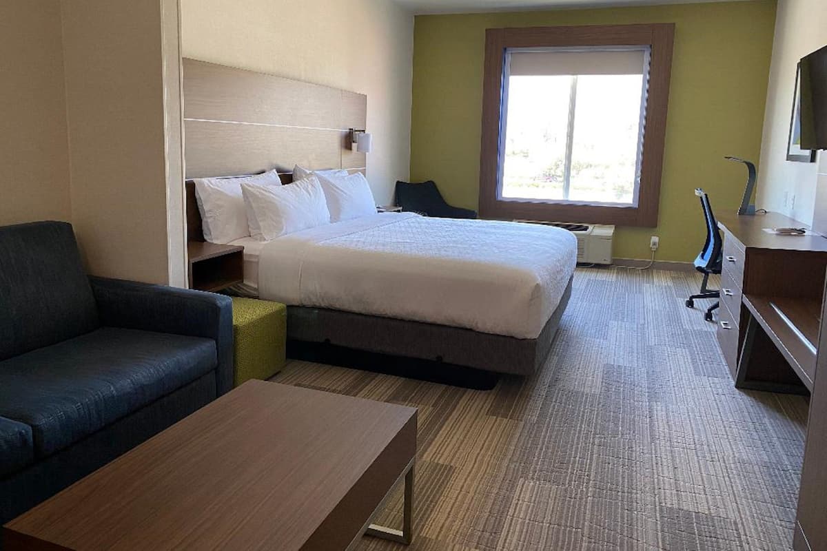 Suite, 1 cama King size y sofá cama | Caja de seguridad en la habitación y tabla de planchar con plancha 