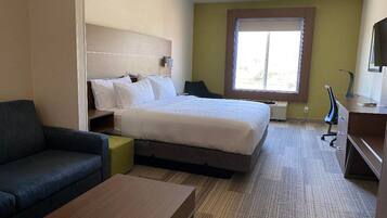 Caja de seguridad en la habitación y tabla de planchar con plancha