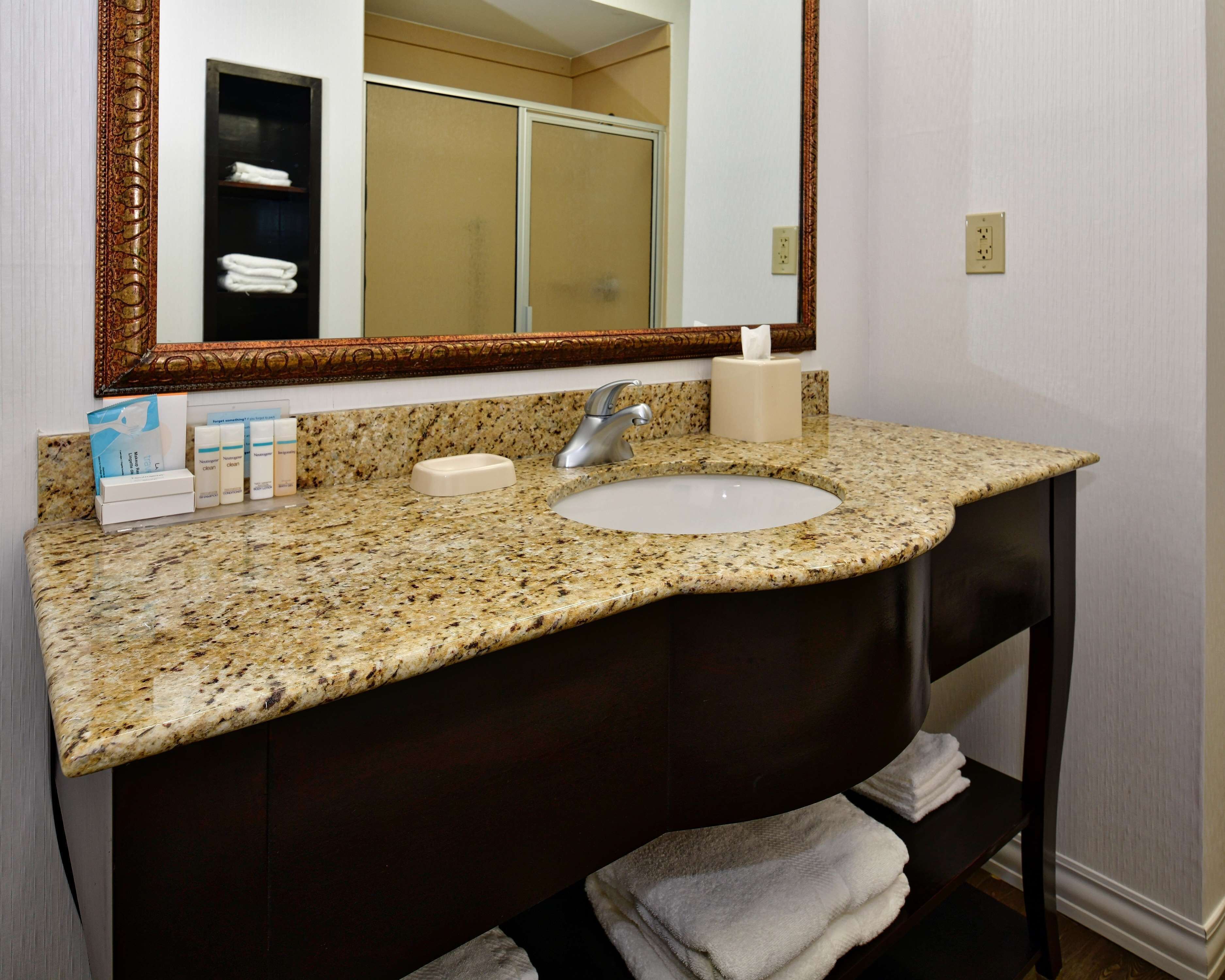one king balcony courtyard | bathroom | combined shower/bathtub, free toiletries, hair dryer, towels