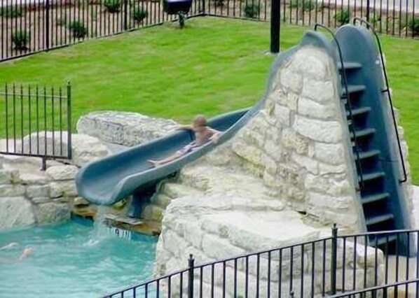 Outdoor pool - Hampton Inn & Suites Fredericksburg (Fredericksburg)