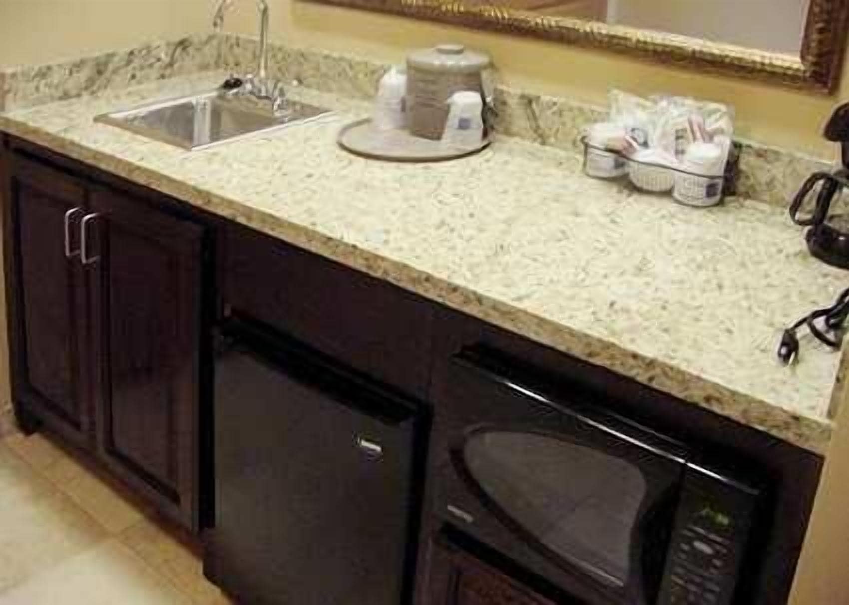 fridge, coffee/tea maker