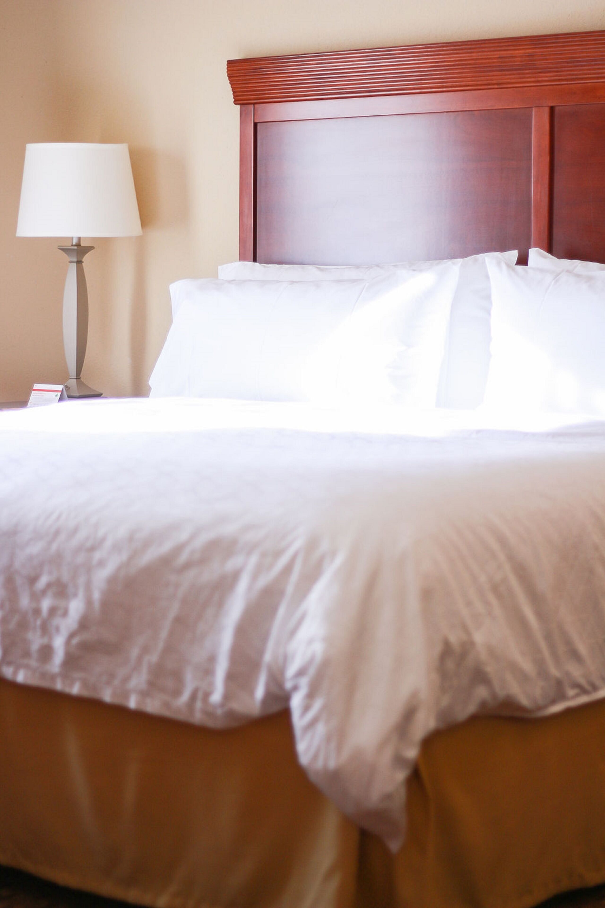 standard room, 1 king bed | in-room safe, desk, blackout curtains, iron/ironing board