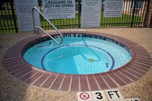 Una piscina al aire libre de temporada, sillones reclinables de piscina