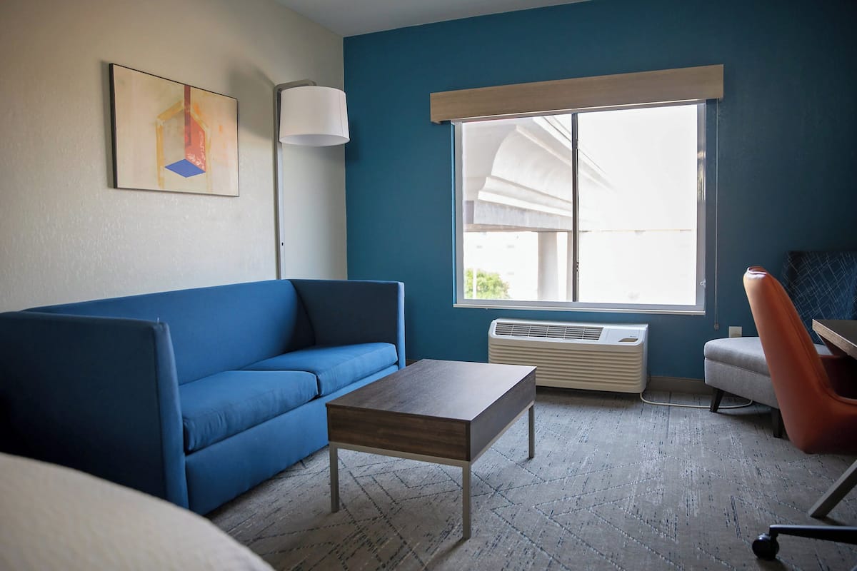 Suite, 1 kingsize bed met slaapbank | Een kluis op de kamer, een bureau, verduisterende gordijnen