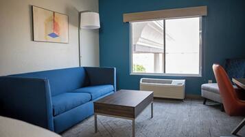 Sviitti, 1 suuri parisänky ja vuodesohva | Tallelokero huoneessa, työpöytä, pimennysverhot, silitysrauta/-lauta