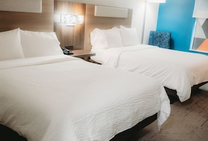 Rom – standard, 2 queensize-senger | Safe på rommet, skrivebord, blendingsgardiner og strykejern/-brett