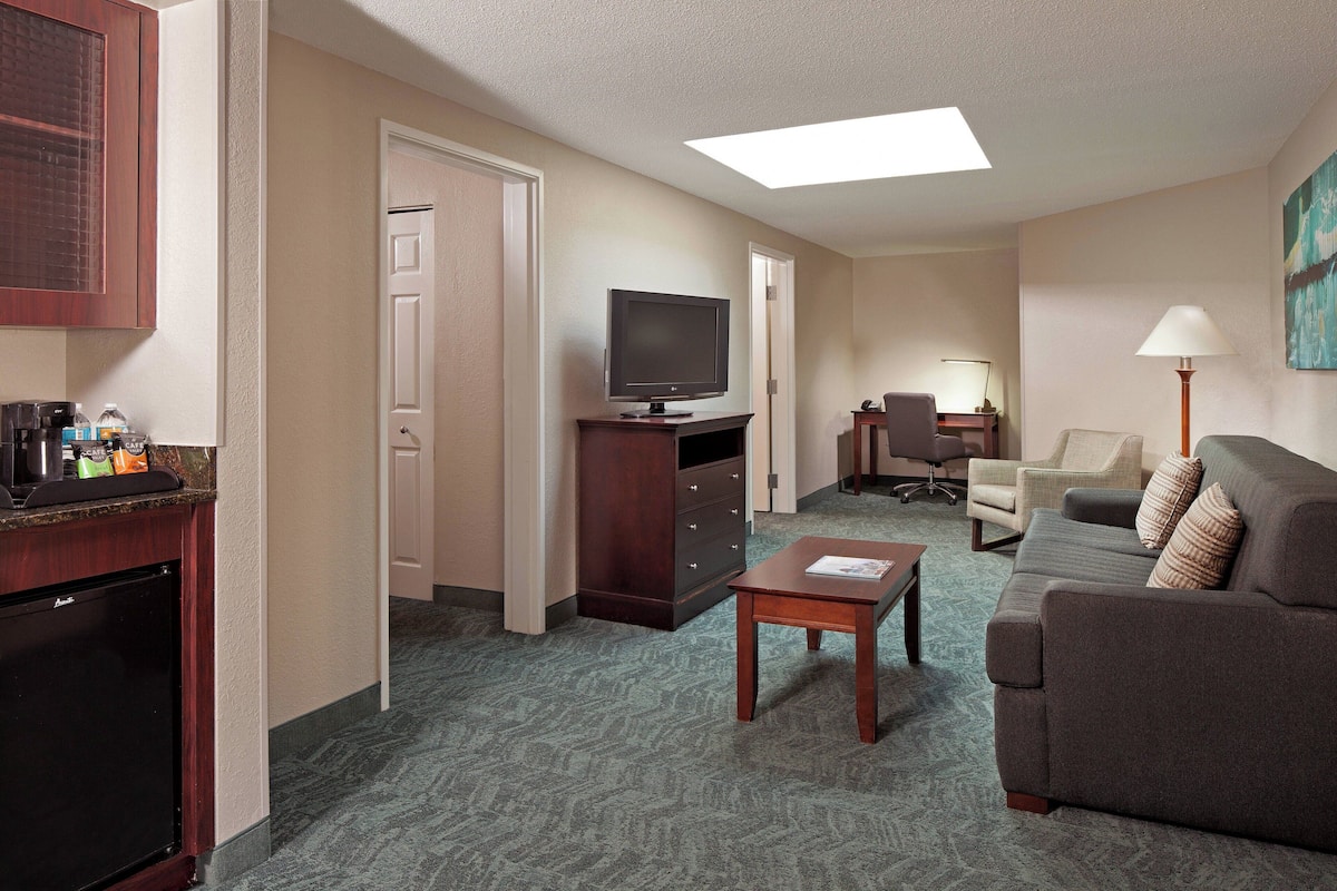 Suite, 2 Schlafzimmer | Wohnbereich | 32-Zoll-Smart-TV mit Kabelempfang, Fernseher, Netflix