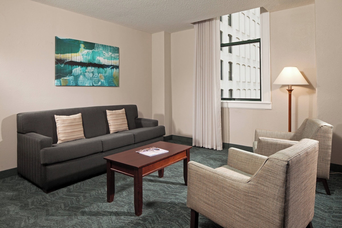 Suite, 1 Schlafzimmer, Eckzimmer | Wohnbereich | 32-Zoll-Smart-TV mit Kabelempfang, Fernseher, Netflix