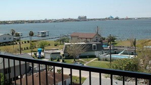 Un quartier résidentiel avec des maisons et un quai, situé au bord d’une grande étendue d’eau.