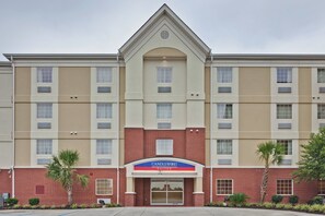 A multi-story hotel with a prominent entrance, a brick facade, and a sign for Candlewood Suites. - Candlewood Suites Hattiesburg by IHG (Hattiesburg)