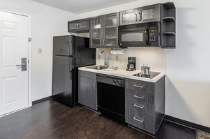 Geladeira, micro-ondas, cooktop, lava-louças