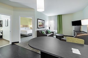 Escrivaninha, cortinas blackout, ferros/tábuas de passar roupa