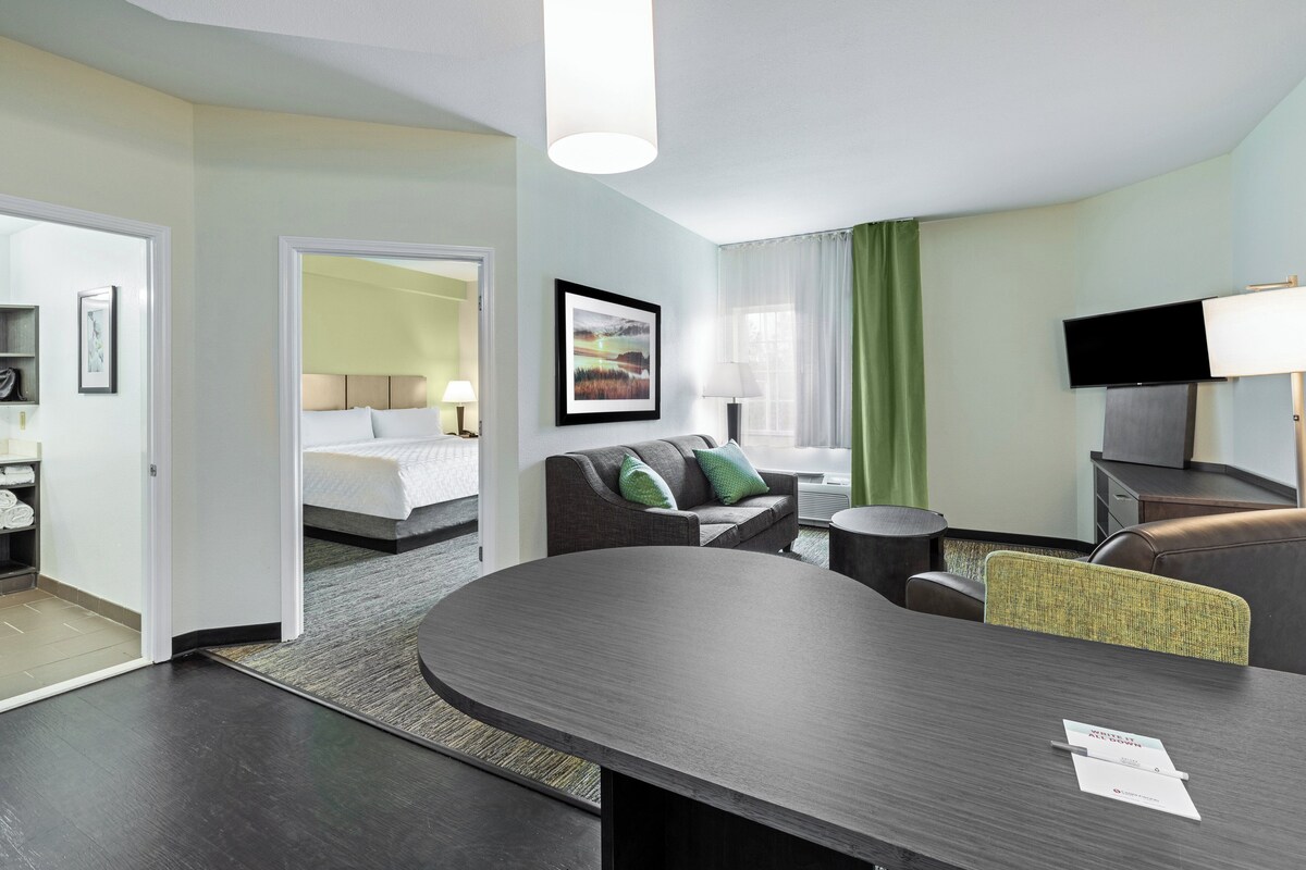 Suite, 1 kamar tidur | Meja kerja, tirai kedap cahaya, dan setrika/meja setrika
