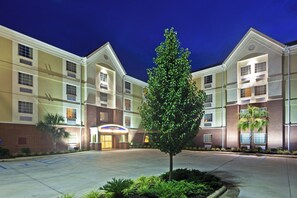 A hotel with a central courtyard, multiple floors, and a sign indicating it is a Candlewood Inn. - Candlewood Suites Hattiesburg by IHG (Hattiesburg)