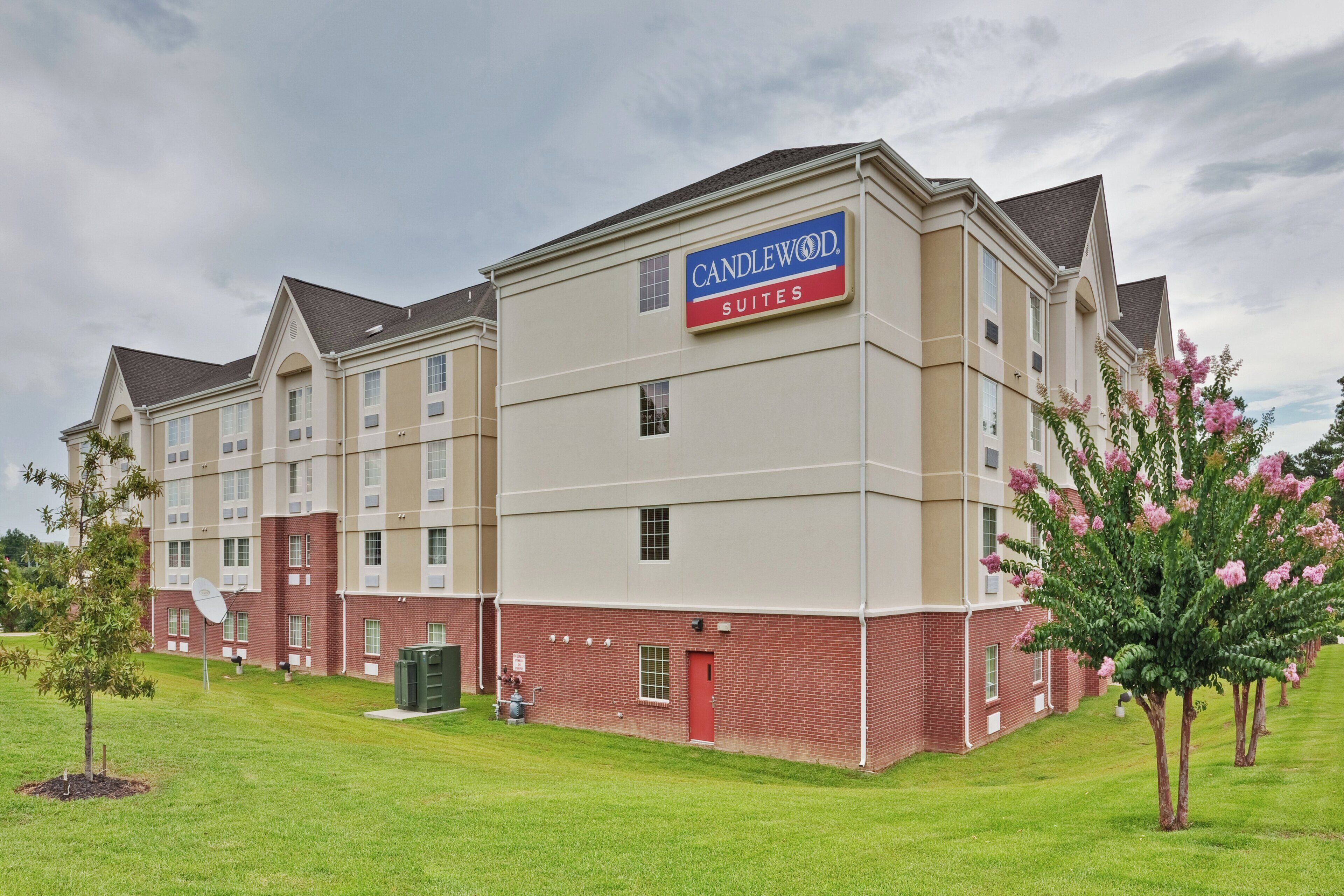 Un hotel de varios pisos con un letrero que dice Candlewood Suites.