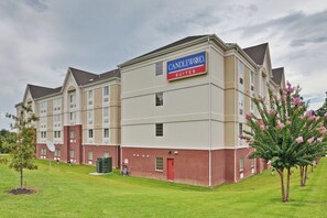 A multi-story hotel with a sign for Candlewood Suites. - Candlewood Suites Hattiesburg by IHG (Hattiesburg)