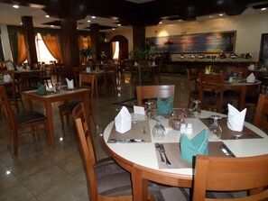 2 restaurants; breakfast, lunch, and dinner served