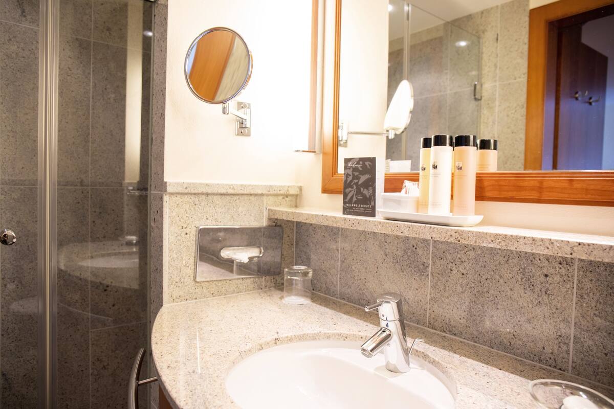 single room north | bathroom | combined shower/bathtub, free toiletries, hair dryer, bathrobes