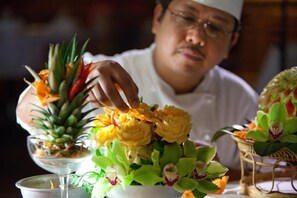 A chef arranging flowers on a dish. - Arosa Kulm Hotel & Alpin Spa (Arosa)
