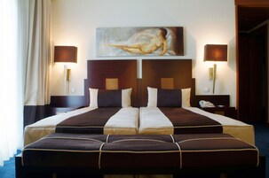 Minibar, caja de seguridad en la habitación y escritorio 