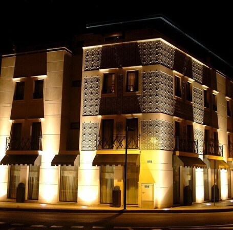 Fachada de la propiedad por la tarde o noche