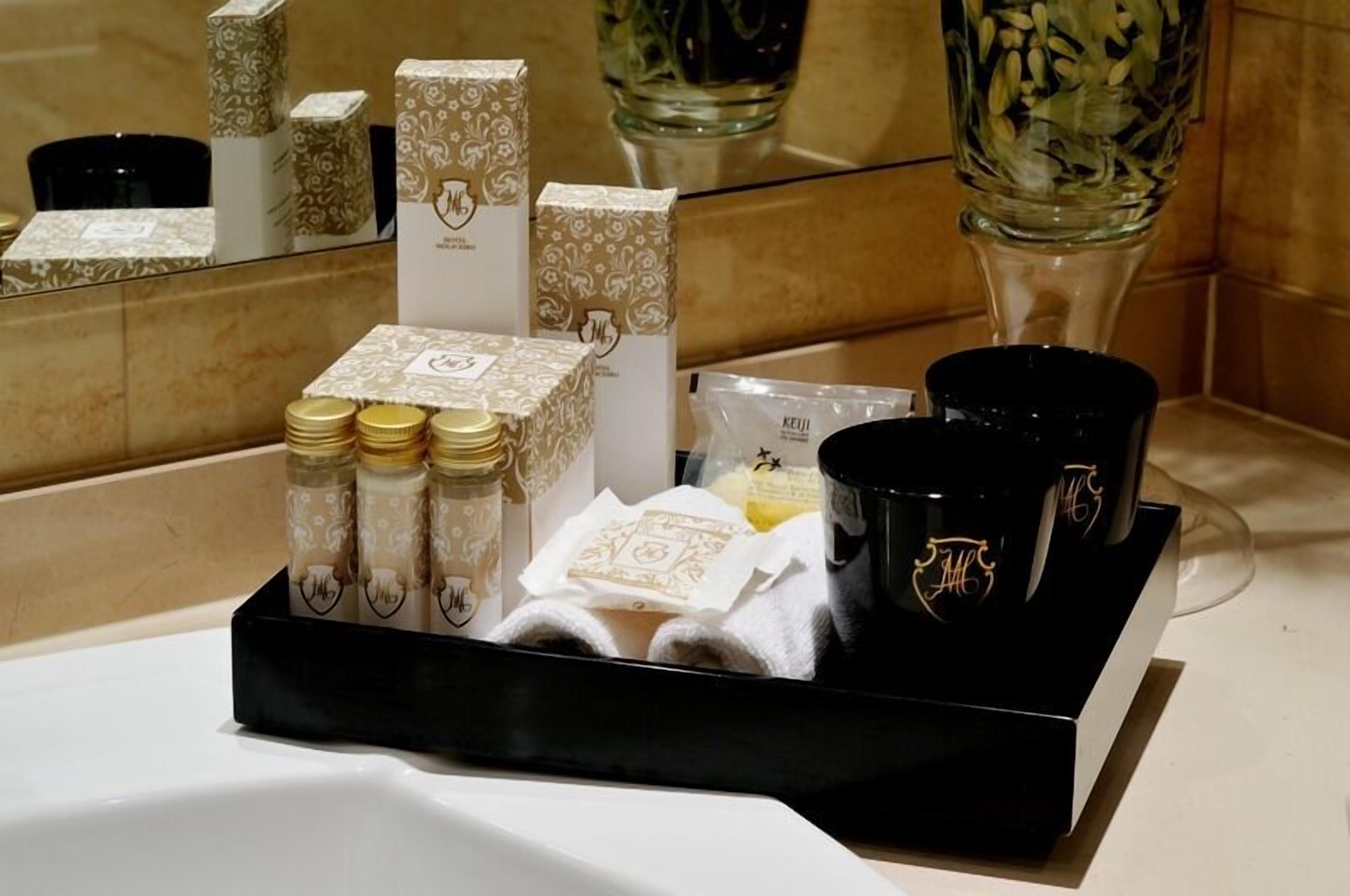 combined shower/bathtub, free toiletries, hair dryer, bidet