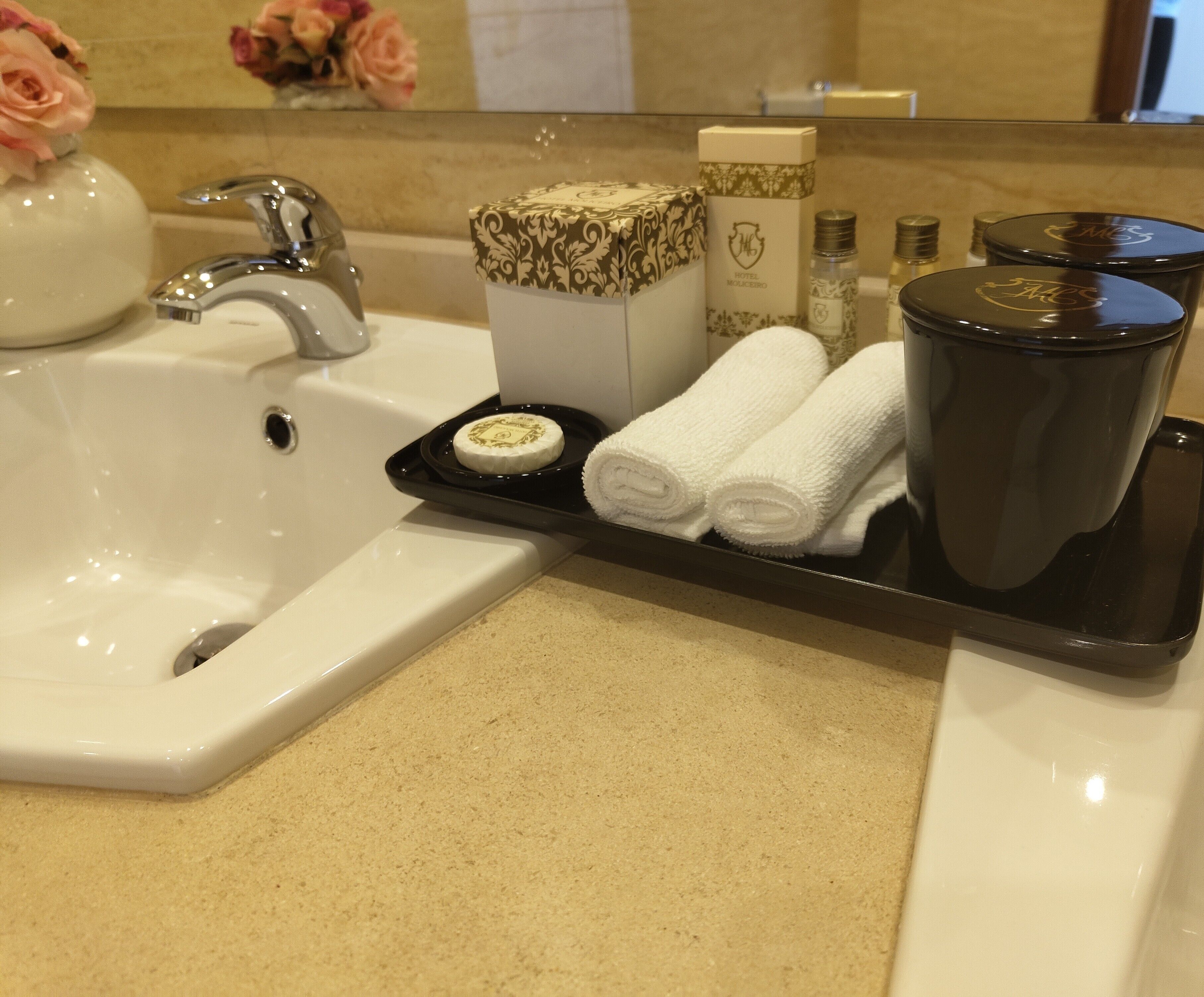 deluxe room | 1 bedroom, minibar, in-room safe, desk