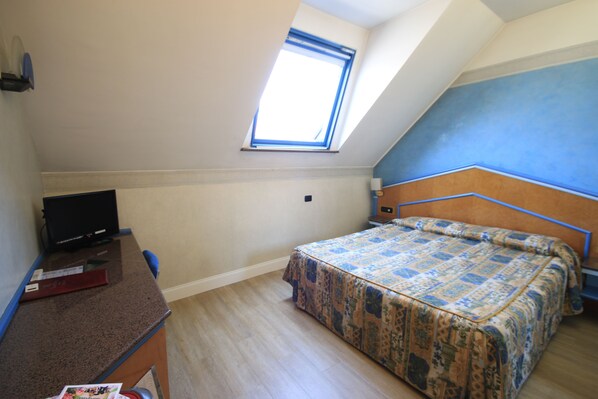 Minibar, safe på rommet, skrivebord og wi-fi (inkludert)