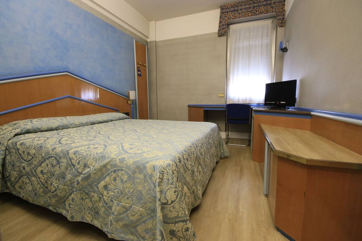Minibar, in-room safe, desk, WiFi (free)